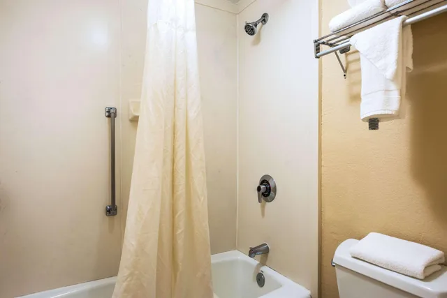 غرفة بسرير كينج للمدخنين، Quality Inn Dillon, SC 2/3