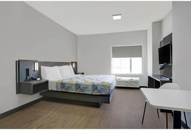 1 King Bed Mobil Access Tub Nsmk Kitchen، Motel6 Monahans, TX 1/8