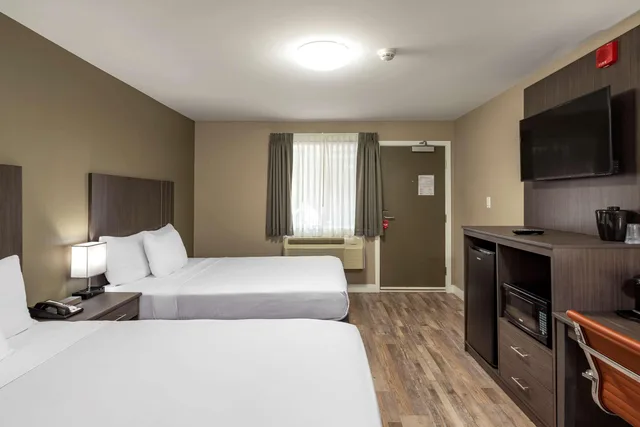 Upgrade, Efficiency, 2 Queen Beds, Smoking، Econo Lodge Prince George City Centre 1/3