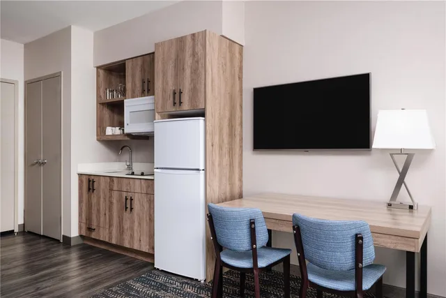 Executive, Suite, King Bed, Sofa, Kitchen, Best Western Premier Executive Residency Medicine Hat 3/3