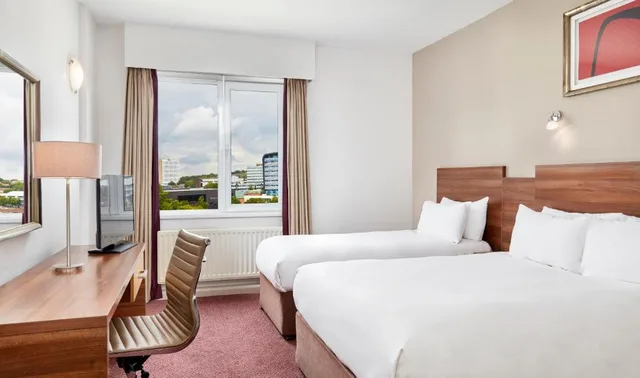 Room, 1 Double and 1 Single Bed, Quay Side، Leonardo Hotel Newcastle Quayside (ex Jurys Inn) 2/4