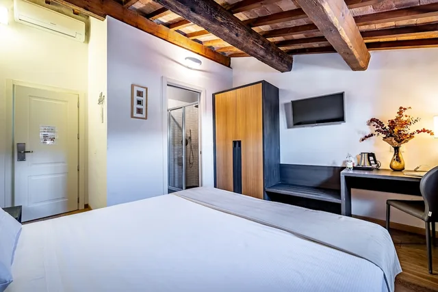 Economy, Queen Bed, Attic، Martelli 6 Suite And Apartments 3/5