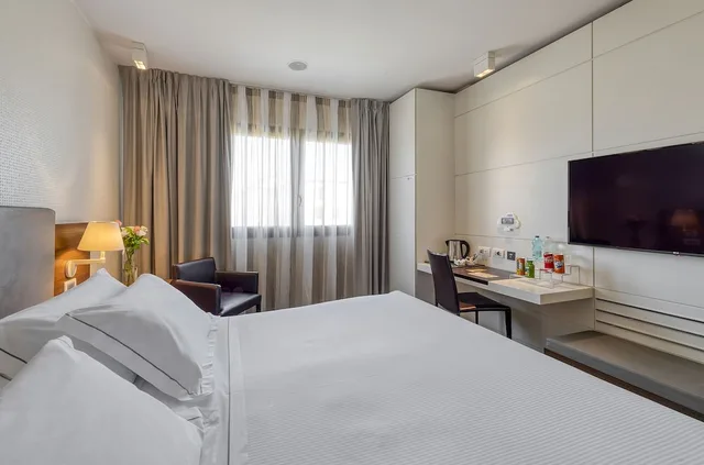 Premium, Double or Twin Bed, City View, Executive Level، H10 Roma Citta 1/6