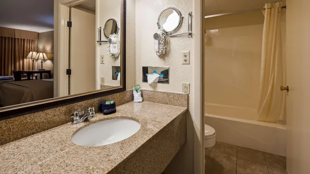 غرفة بسرير كينج، Best Western Center Pointe Inn 7/8