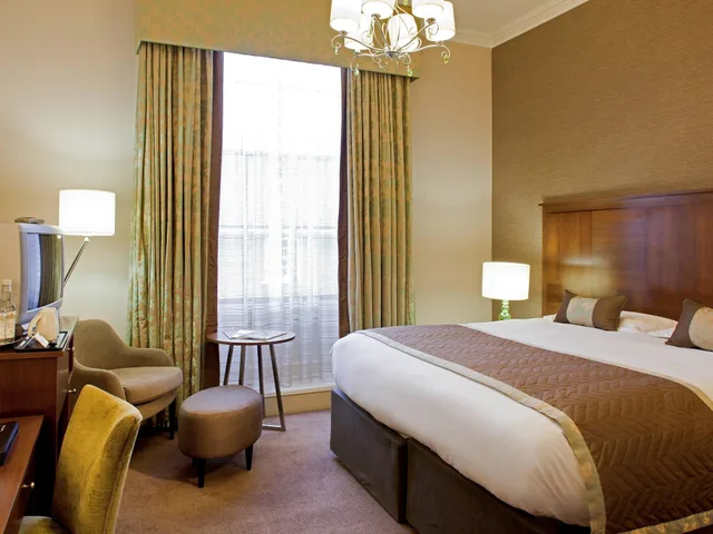 غرفة بريفيليج بسرير كينج، Mercure Salisbury White Hart Hotel 9/10