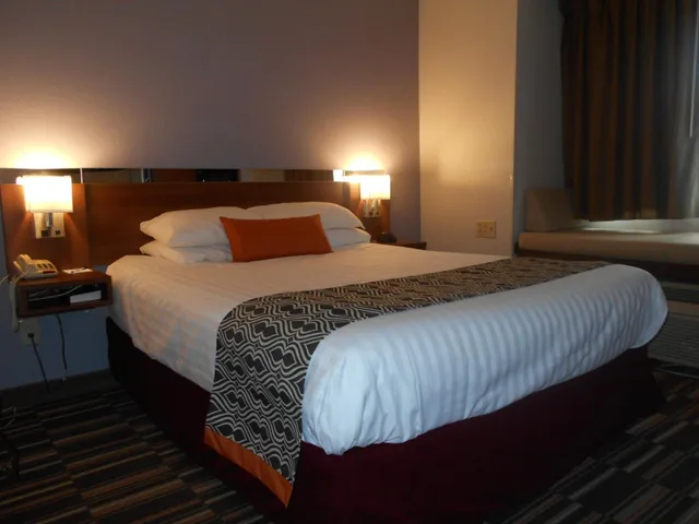 غرفة بسرير كوين بحوض استحمام لذوي الإعاقة، Microtel Inn Suites By Wyndham Albany Airport 2/5