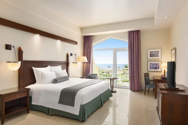 Room, King Bed, Pool and Ocean View، Wyndham Garden Salalah Mirbat 3/5