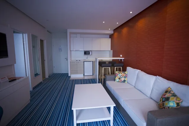 شقة عائلية بسرير مزدوج بإطلالة على البحر بغرفة نوم واحدة مع أريكة بمطبخ، Tangerine Apart Hotel Batumi 1/3