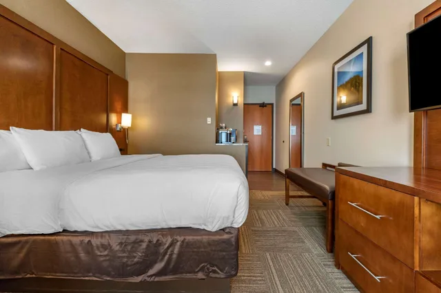City, Suite, King Bed, Sofa, Lift Bridge Lodge Ascend Hotel Collection 3/7