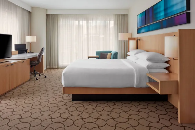 Guest Room, King Bed, Tower View، Delta Toronto 10/14