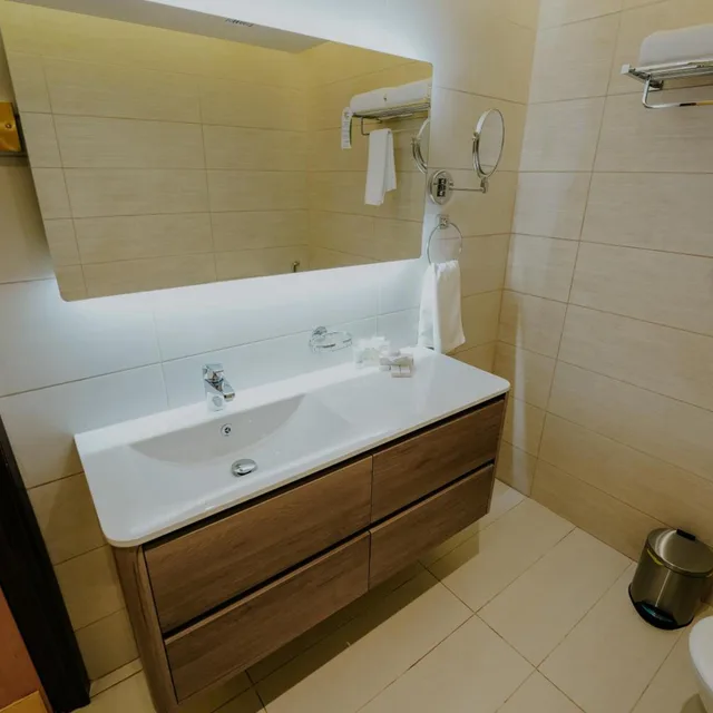 جناح ملكي بمسبح خاص للمدخنين، Villaggio Hotel and Resort Abu Dhabi 3/6