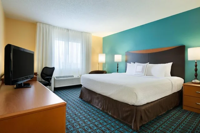 Suite, King Bed, Sofa, Country Inn & Suites by Radisson, Bismarck-Mandan 3/7