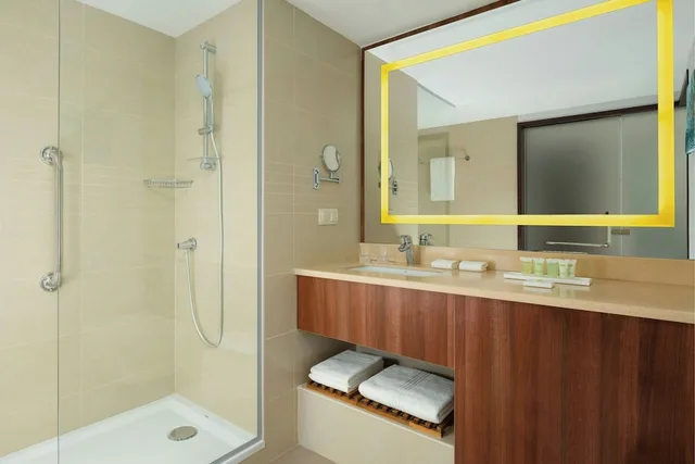 غرفة سوبيريور بسرير كينج بشرفة، Courtyard by Marriott Tashkent 6/6
