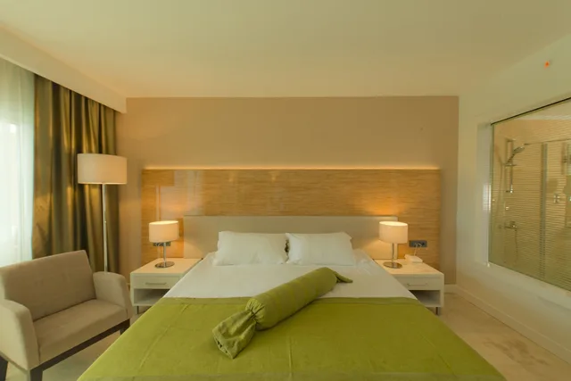 غرفة قياسية بسرير كينج بإطلالة على المسبح، Bellazure Hotel 2/4