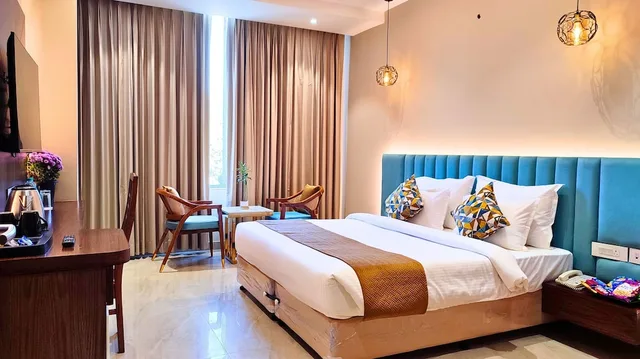 غرفة بريميوم بسرير كينج، MGR Hotel Moradabad 3/10