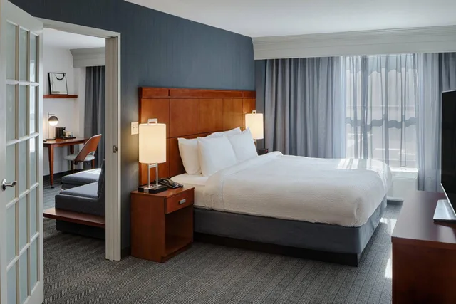 جناح بسرير كينج بغرفة نوم واحدة بغرفتين مع أريكة، Courtyard By Marriott Springfield Downtown 1/5