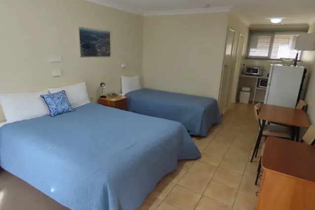 Plus, Classic, Studio, 1 Queen and 1 Single Bed, Emu Point Motel 1/5
