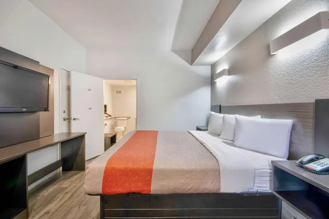 جناح، Motel6 Lafayette, LA 1/7