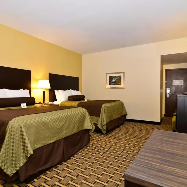 غرفة بسريرين كوين بحوض استحمام لذوي الإعاقة، Best Western Plus the Inn And Suites At the Falls 2/10