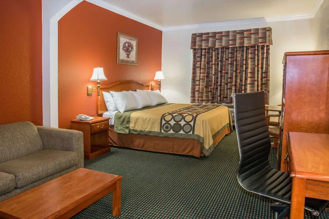 غرفة بسرير كينج، Super 8 By Wyndham Brookshire Tx 1/1