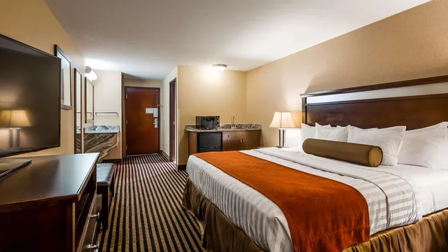جناح بسرير كينج مع أريكة بحوض جاكوزي، Best Western Plus Prairie Inn 2/6