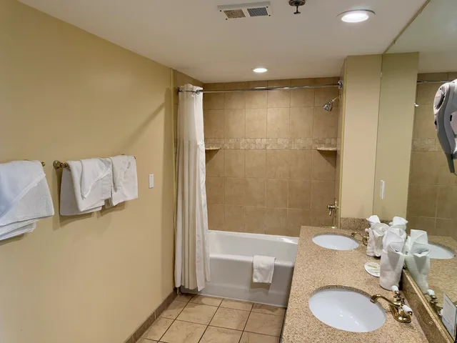 غرفة كلاسيكية بإطلالة على البحر مفردة بسرير كينج، Travelodge by Wyndham Suites Virginia Beach Oceanfront 3/3