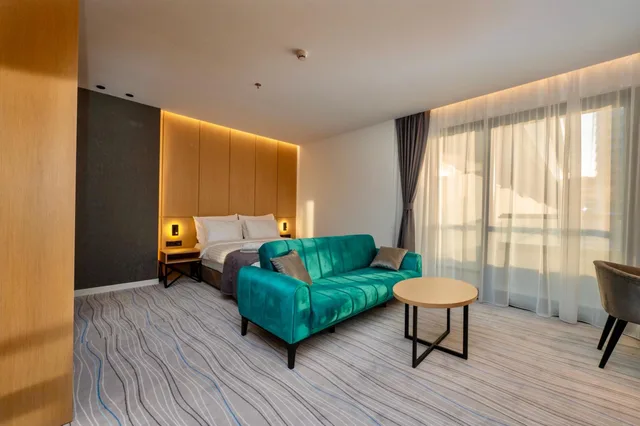 جناح جونيور بسرير كوين، The Grandeur Hotel 2/2