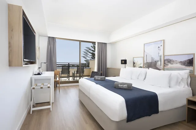 غرفة بسرير كينج بإطلالة على المسبح، Barcelo Lanzarote Active Resort 1/4