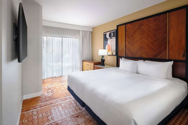 جناح بسرير كينج بإطلالة على الجبل بحوض استحمام لذوي الإعاقة، Hilton Sedona Resort At Bell Rock 1/2