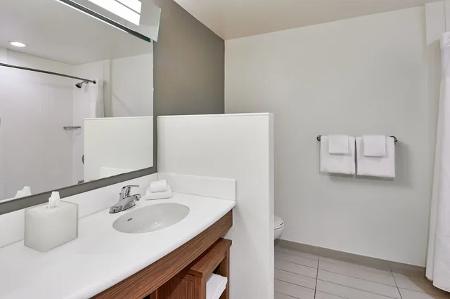 استوديو بسرير كينج مع أريكة، Courtyard St Petersburg Clearwater Madeira Beach 3/3