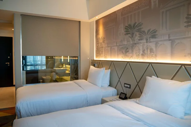 جناح بسريرين منفصلين وسرير كينج بغرفتي نوم، Hilton Amman 1/10