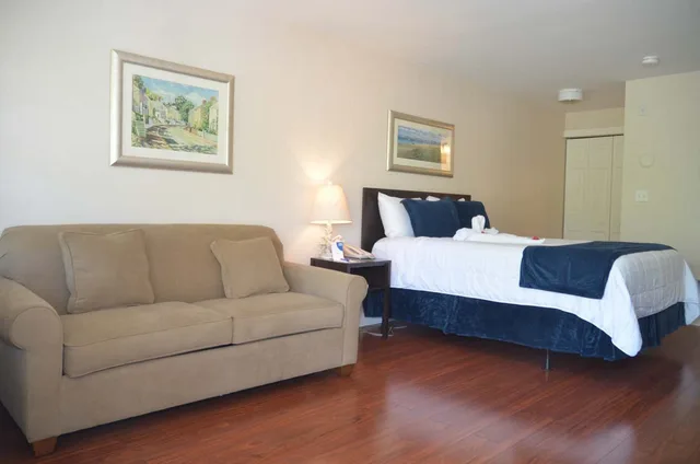 Courtyard, King Bed، The Beachside At Nantucket 1/7