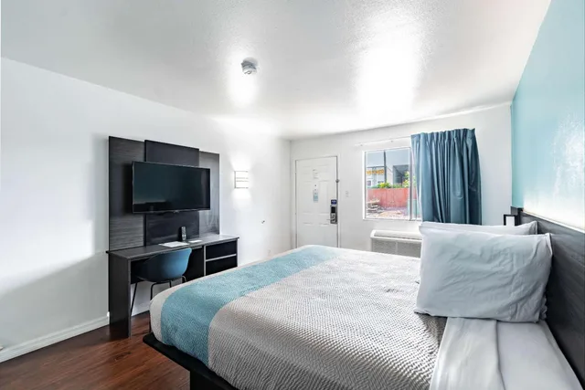 1 King Bed Mob Acc RI Shwr Nsmk Micfridg، Motel6 Tampa, FL 2/10