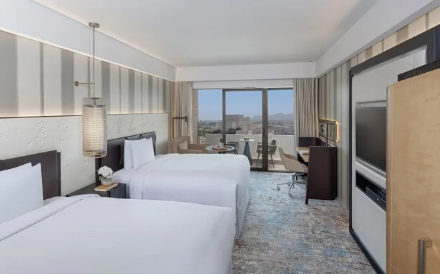 غرفة بسريرين كوين بإطلالة على المدينة بشرفة، InterContinental Muscat 2/10