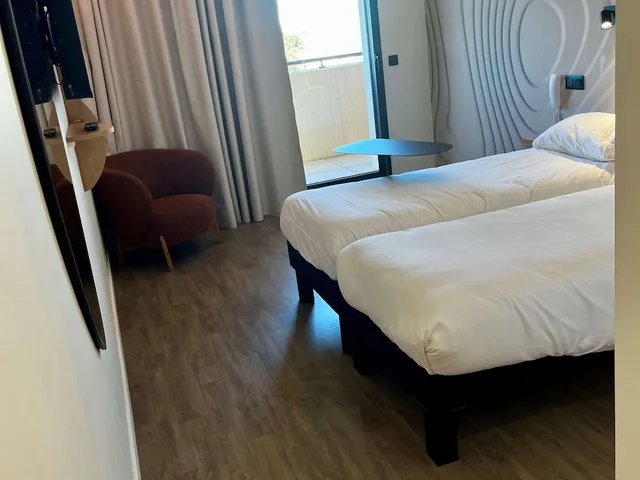 غرفة كومفورت بسريرين منفصلين بشرفة، ibis Styles Cabries Aix-en-Provence TGV 2/10