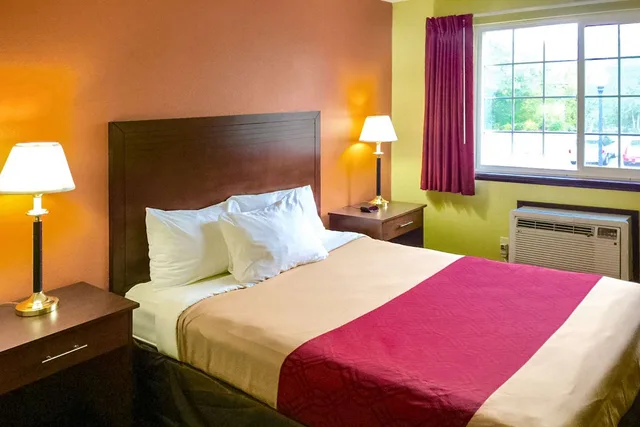 غرفة بسرير كوين، Rodeway Inn Willamette River 2/2