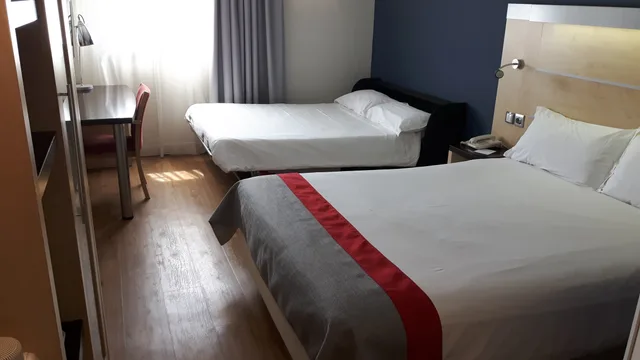 غرفة بسرير مزدوج مع أريكة، Holiday Inn Express Malaga Airport 3/6