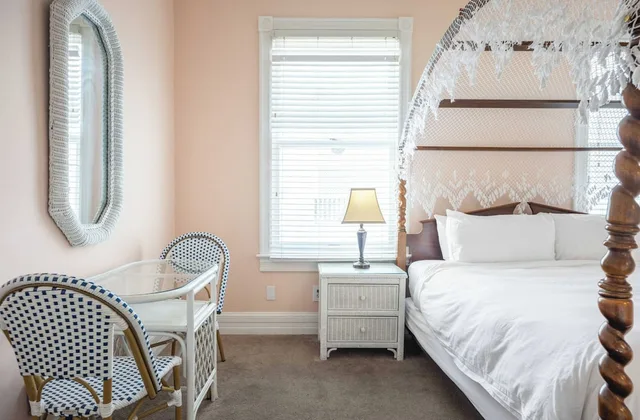 Room, King Bed, Pool Side، Amsterdams Curry Mansion Inn 2/10