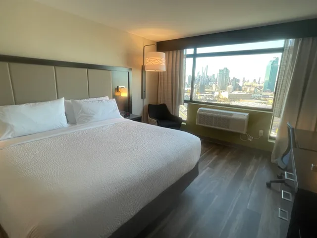 Standard, King Bed, City Skyline View, Balcony, Holiday Inn Express Long Island City E New York, an IHG Hotel 1/3