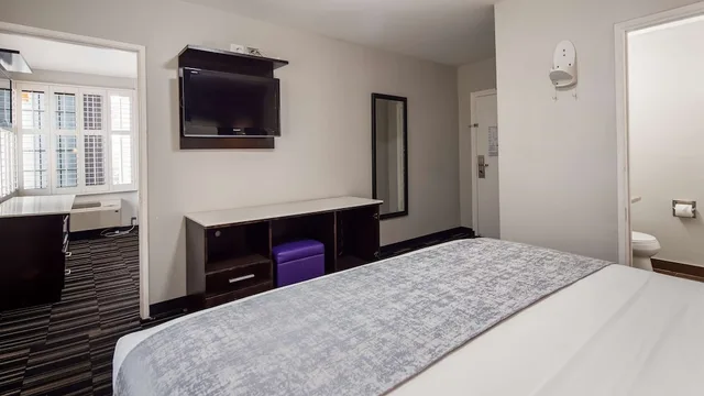 Family Suite, 2 Queen Beds, Surestay Hotel By Best Western Beverly Hills West 9/17