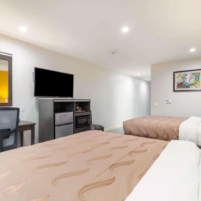 جناح بسريرين كوين لذوي الإعاقة، Quality Inn Banning I-10 5/8