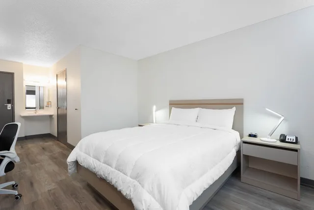 غرفة بسرير كوين لذوي الإعاقة، Travelodge by Wyndham Elkhart 1/3