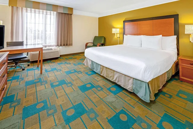 غرفة بسرير كينج، La Quinta Inn & Suites by Wyndham Salt Lake City Airport 1/2