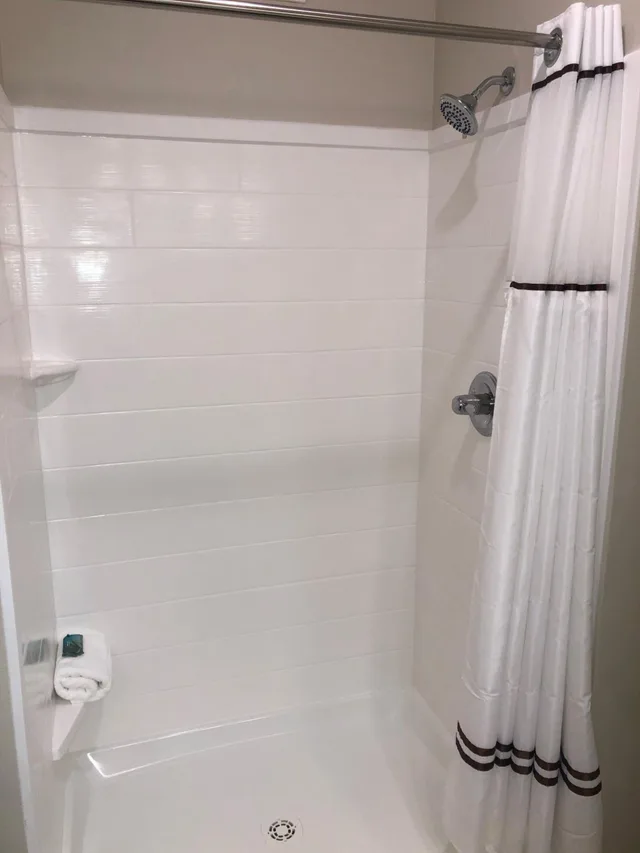 غرفة بسرير كينج بجاكوزي، GrandStay Hotel & Suites Rock Valley 5/5