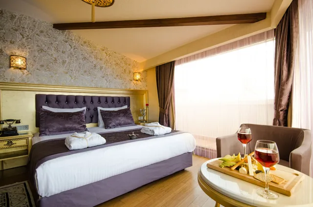 Deluxe, Queen Bed, Arden City Hotel 3/10