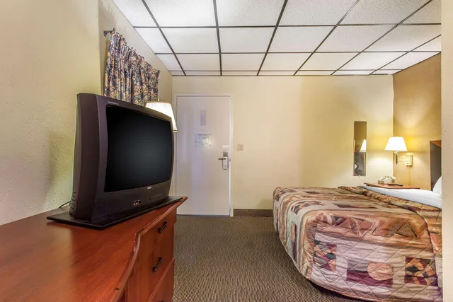 غرفة بسرير مزدوج، Rodeway Inn Sandusky North 2/2