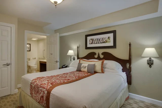 جناح كلاسيكي بسرير كينج بغرفة نوم واحدة مع أريكة، Bluegreen Vacations Patrick Henry Square, an Ascend Collection Resort 2/7