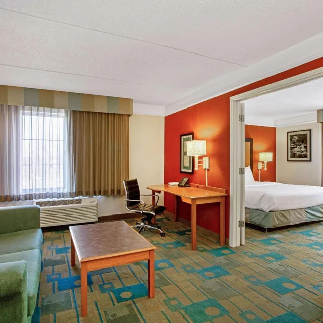 جناح سوبيريور بسرير كينج مع أريكة، La Quinta Inn Suites Winston Salem 3/4