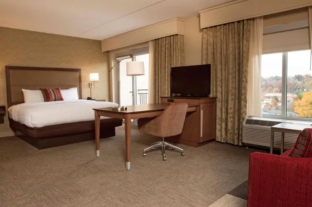 استوديو بسرير كينج بشرفة مع أريكة لذوي الإعاقة، Hampton Inn & Suites Boone 2/3