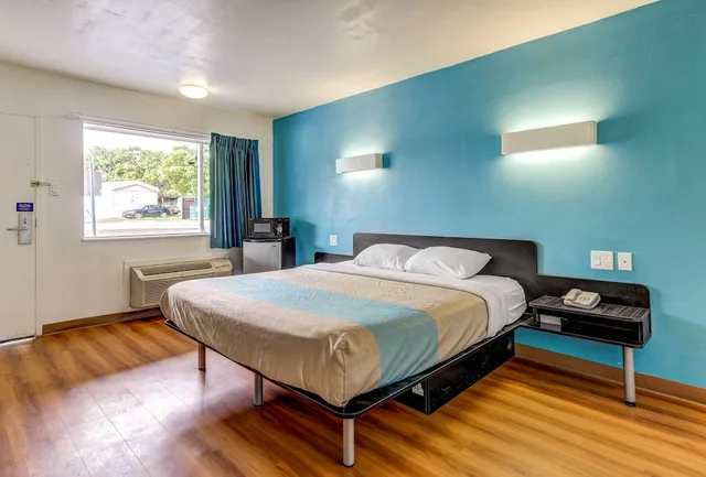 غرفة قياسية بسرير كينج، Motel6 Waco, TX - Lacy Lakeview 4/10